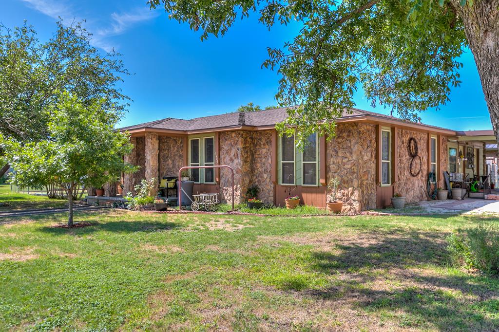 1509 N 3rd St, Ballinger, Texas image 1