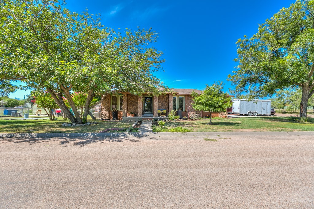 1509 N 3rd St, Ballinger, Texas image 2