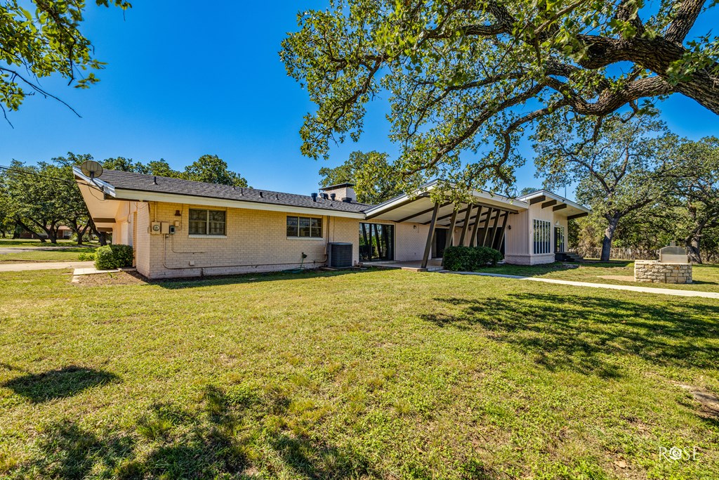 1124 W 6th St, Brady, Texas image 31