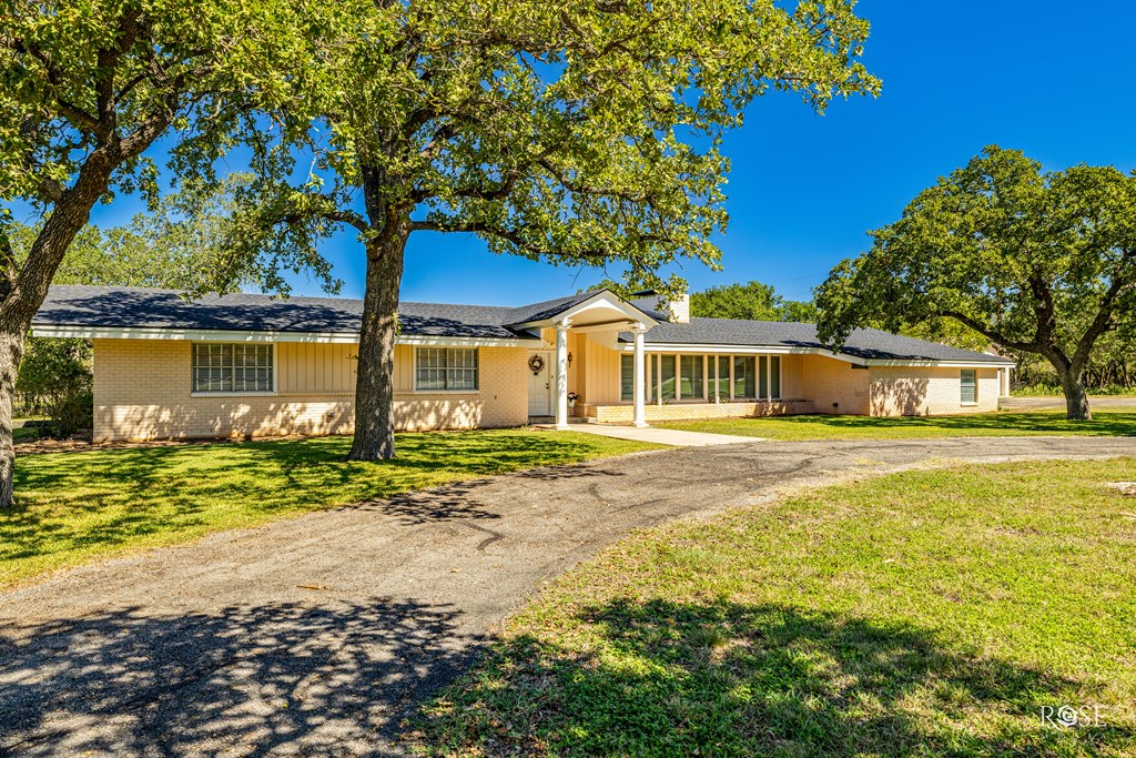 1124 W 6th St, Brady, Texas image 2