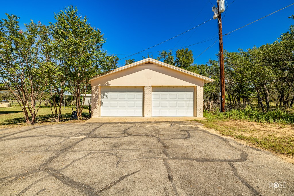 1124 W 6th St, Brady, Texas image 35