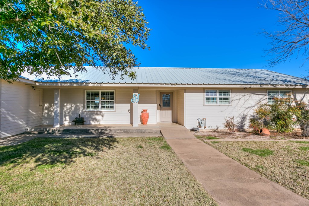 600 Mccarver Dr, Ballinger, Texas image 3