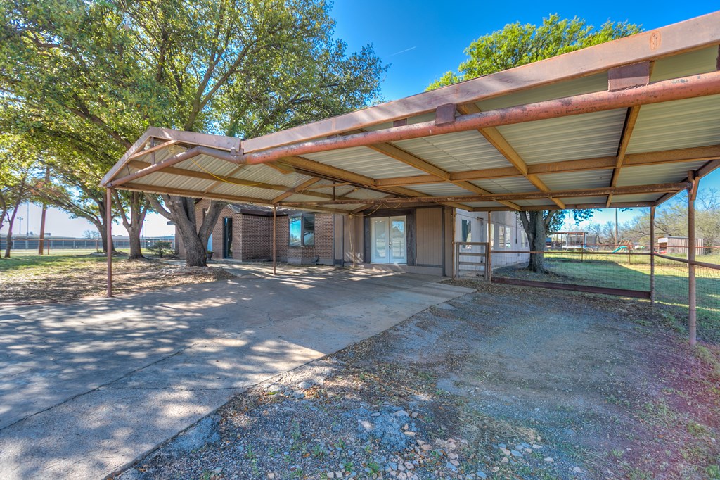 601 W 15th St, Robert Lee, Texas image 2