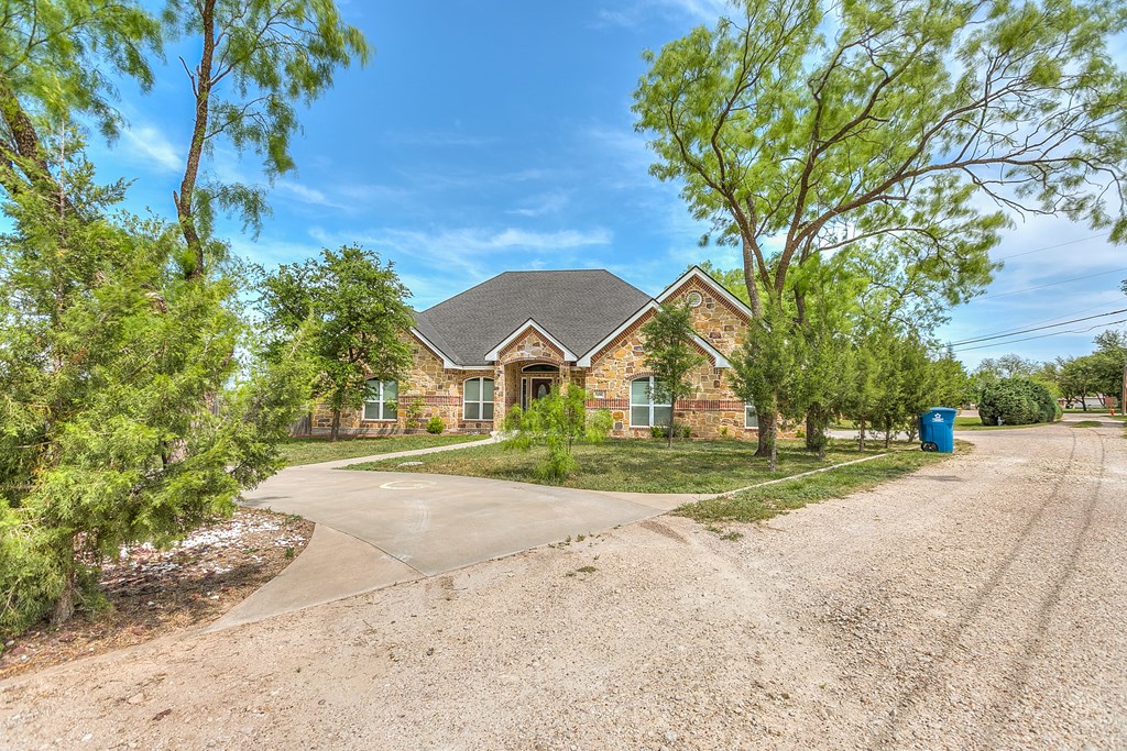 508 Mccarver Dr, Ballinger, Texas image 3