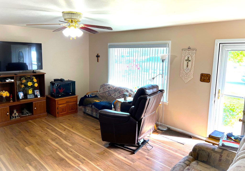 613 9th St, Iraan, Texas image 2