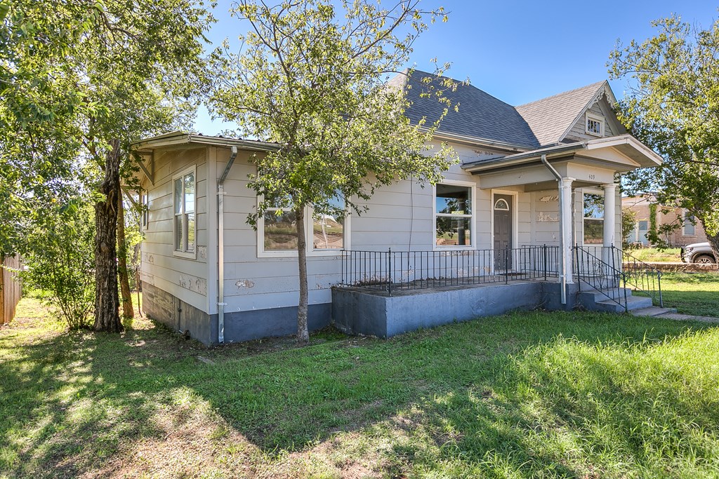 409 8th St, Ballinger, Texas image 3