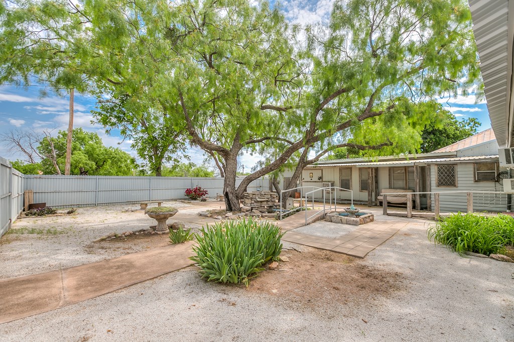 1307 East Ave, Ballinger, Texas image 43