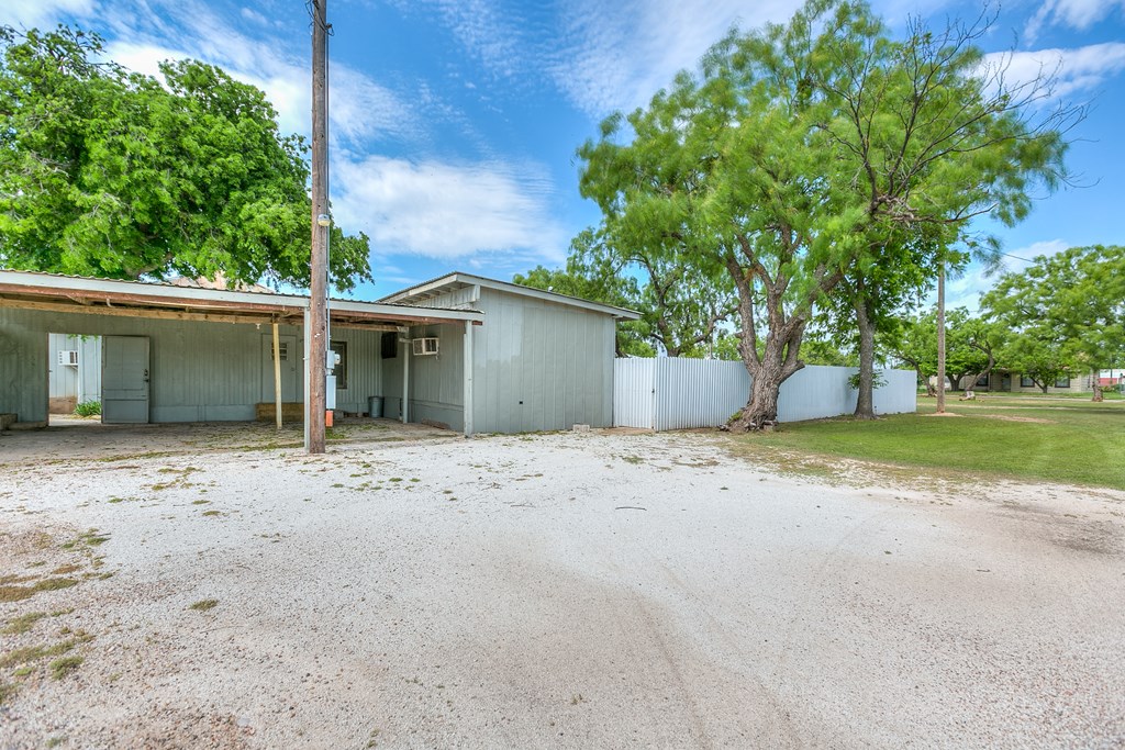 1307 East Ave, Ballinger, Texas image 41