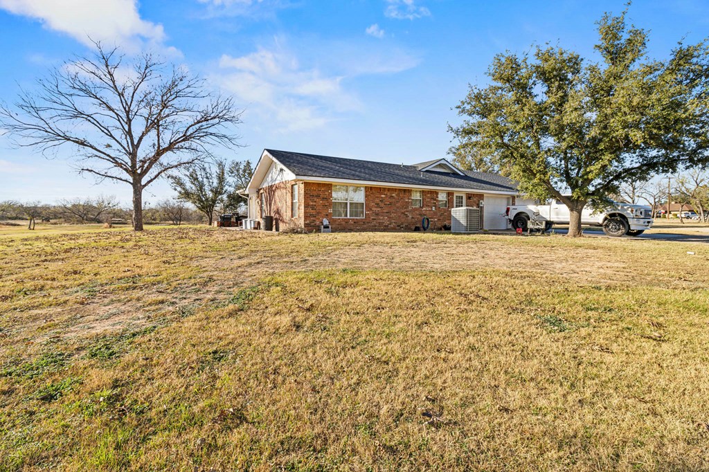 2001 N 11th St, Ballinger, Texas image 3