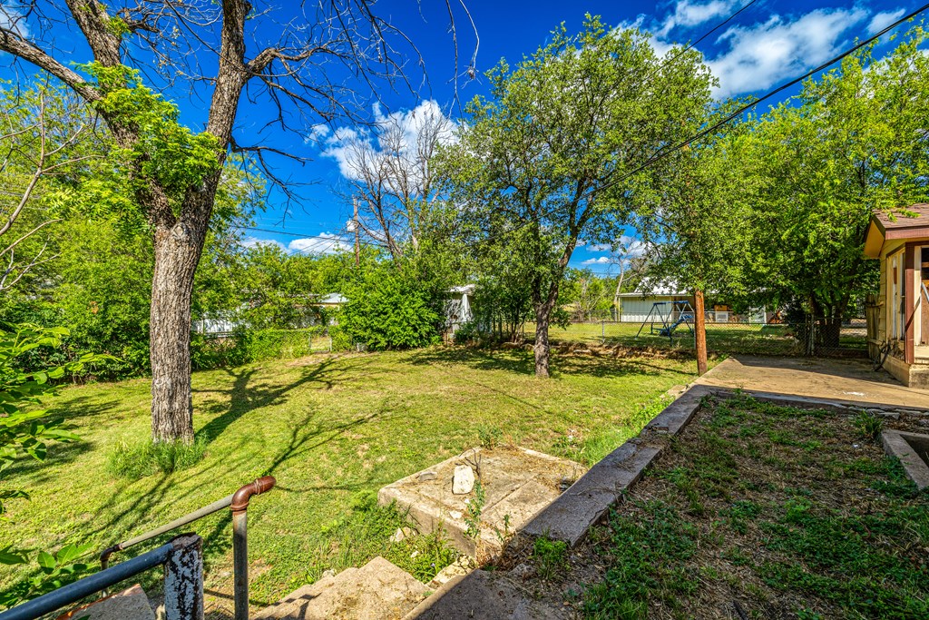 301 11th St, Ballinger, Texas image 28