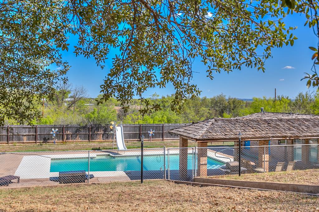 1320 Chadbourne St, Robert Lee, Texas image 35