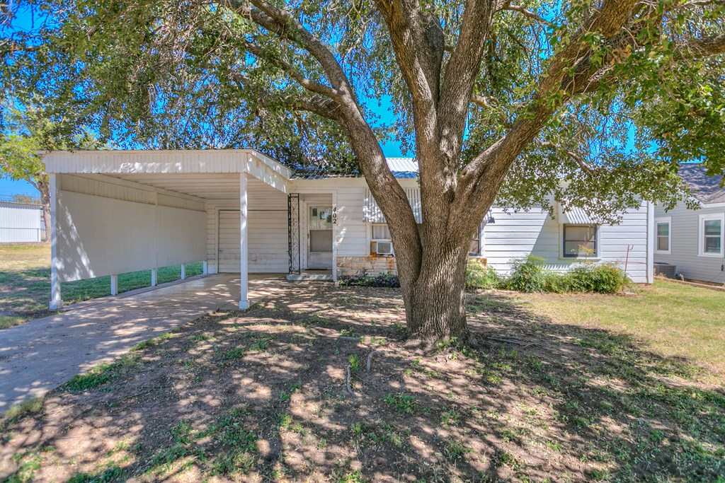 402 N 6th Ave, Ballinger, Texas image 2