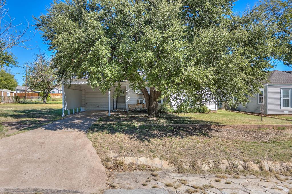 402 N 6th Ave, Ballinger, Texas image 1