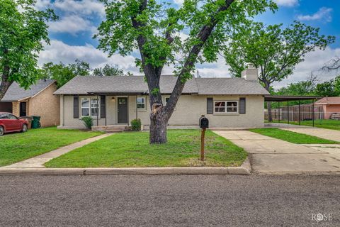 Homes For Sale - 2425 Chestnut Street<br/> San Angelo, TX 76901