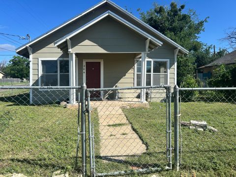 Homes For Sale - 204 E 11th Street<br/> San Angelo, TX 76903