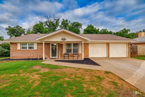 Homes For Sale - 213 Twin Oaks Drive<br/> San Angelo, TX 76901