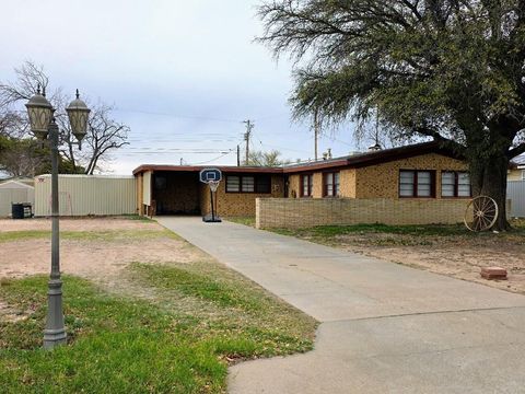 Homes For Sale - 1029 E 7th Street<br/> Big Lake, TX 76932