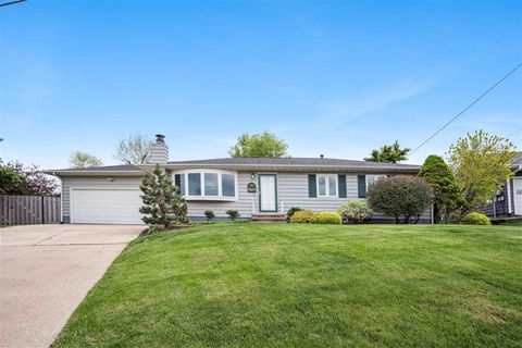 Photo of 710 Grant Wood Dr. SE, Cedar Rapids, IA 52403 (MLS # 202503093)