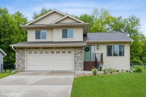 Photo of 2002 Mackinaw Dr, Iowa City, IA 52245 (MLS # 202503381)