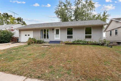 Photo of 32 Regal Ln, IowaCity, IA 52240 (MLS # 202506494)