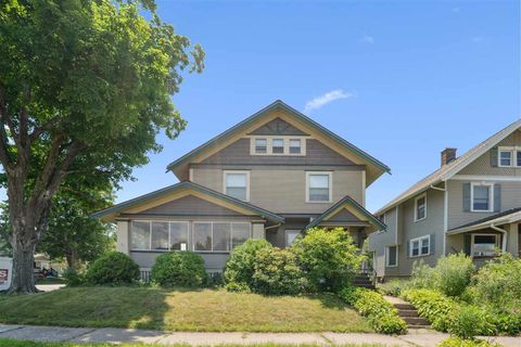 Photo of 1727 Grande Ave SE, Cedar Rapids, IA 52403 (MLS # 202504443)