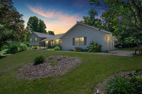 Photo of 1802 NE Mehaffey Bridge Rd NE, Solon, IA 52333 (MLS # 202502223)
