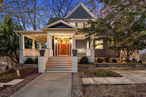 Photo of 1127 Dill St, IowaCity, IA 52246 (MLS # 202602073)