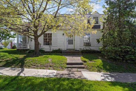 Photo of 1399 Elmhurst Dr NE, Cedar Rapids, IA 52402 (MLS # 202503336)