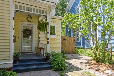 Photo of 437 S Governor St, Iowa City, IA 52240 (MLS # 202503916)