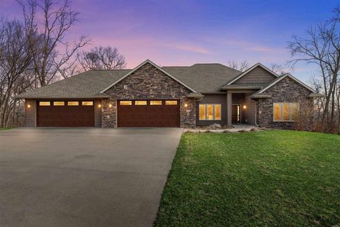 Photo of 5220 Burr Oak Ct Sw, Cedar Rapids, IA 52404 (MLS # 202501834)