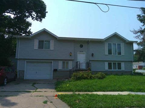 Photo of 409 S 7th Ave, Iowa City, IA 52245 (MLS # 202505754)