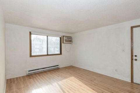 Photo of 902 Benton Dr 22 #22, Iowa City, IA 52246 (MLS # 202503529)