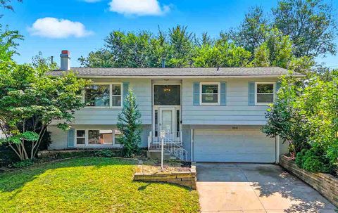 Photo of 2041 Birchwood Dr NE, Cedar Rapids, IA 52402 (MLS # 202505725)