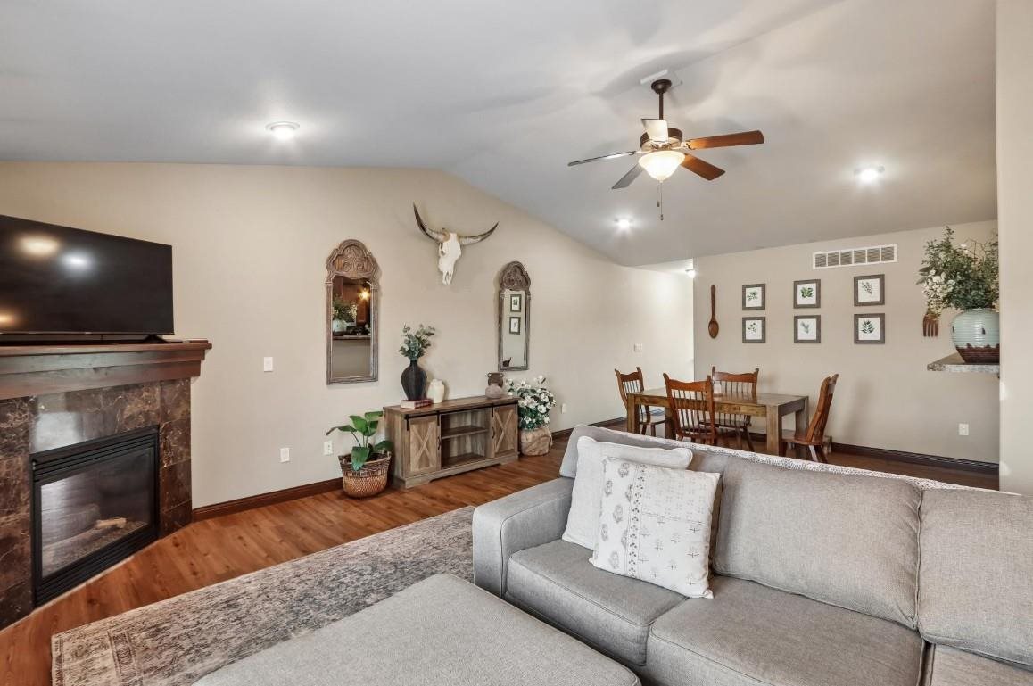 Photo 1 of 35 — 1542 Red Oak Dr, NorthLiberty, IA 52317