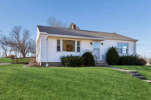 Photo of 131 W 3rd St, Solon, IA 52333 (MLS # 202601467)