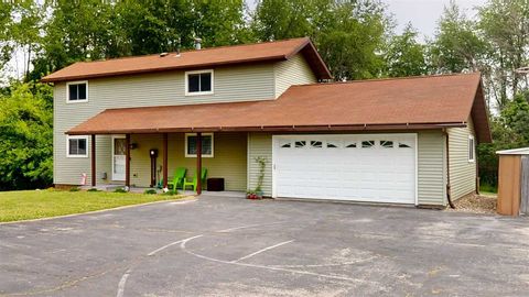 Photo of 1944 Surf Dr NE, Solon, IA 52333 (MLS # 202504049)