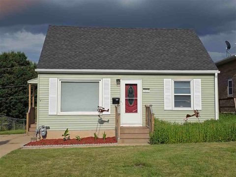 Photo of 2219 Hamilton St SW, Cedar Rapids, IA 52404 (MLS # 202504704)