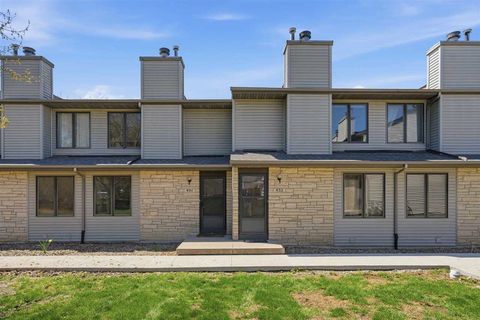 Photo of 932 Westside Dr, IowaCity, IA 52246 (MLS # 202602584)