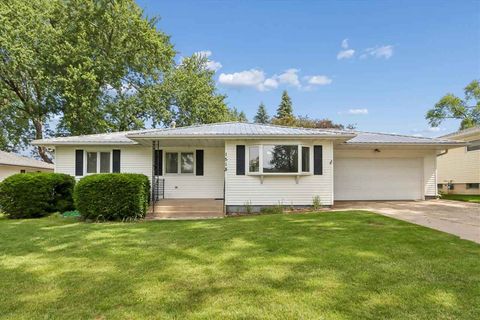 Photo of 1518 Hollywood Blvd, IowaCity, IA 52240 (MLS # 202603495)