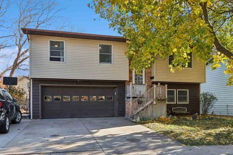 Photo of 1242 Dover St, IowaCity, IA 52240 (MLS # 202506998)