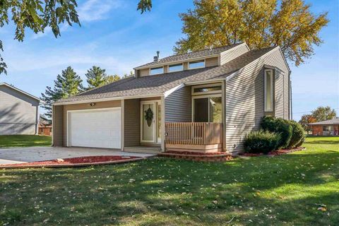 Photo of 607 W Pine Street, Marengo, IA 52301 (MLS # 202506845)