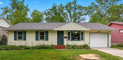 Photo of 1113 Essex St, IA 52240 (MLS # 202505993)