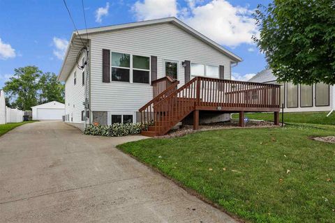 Photo of 2816 Fruitland Blvd SW, Cedar Rapids, IA 52404 (MLS # 202504567)