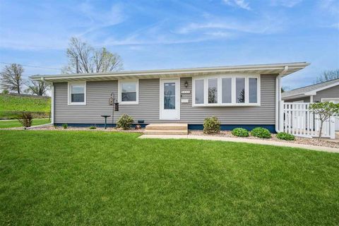 Photo of 2628 1st St SW, Cedar Rapids, IA 52404 (MLS # 202503919)