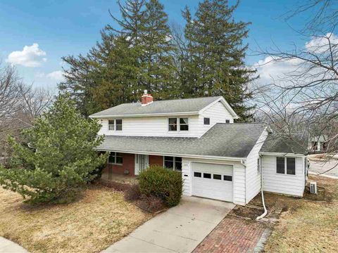 Photo of 104 Sunset St, IowaCity, IA 52240 (MLS # 202601990)