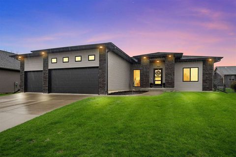 Photo of 1915 Timber Wolf Dr, NorthLiberty, IA 52317 (MLS # 202602573)