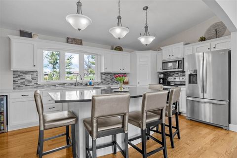 Photo of 4160 Riverview Rd NE, Cedar Rapids, IA 52411 (MLS # 202502408)