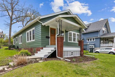 Photo of 1935 8th Ave SE, Cedar Rapids, IA 52403 (MLS # 202502991)