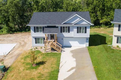 Photo of 890 Summit Ct, Coralville, IA 52241 (MLS # 202603544)