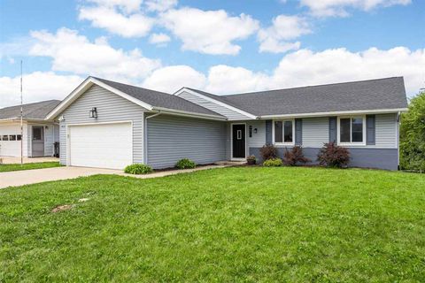 Photo of 4812 Montclair Dr NW, Cedar Rapids, IA 52405 (MLS # 202504540)